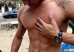 Muscle youngster Aalan Foxter hand-job yam-sized spear