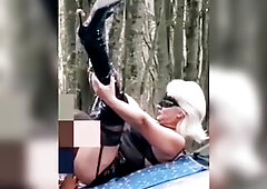 Moglie troia scopata nel culo da uno sconosciuto e squirta mentre fa un pompino al marito