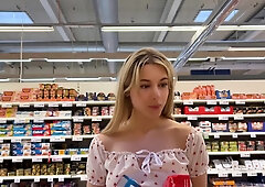 Cassandra Sort Les Seins A Lair A La Maison Et Dans La Rue