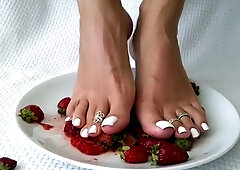Amateur femdom vixen crushing strawberries barefoot