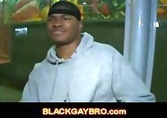 Black gay thug goes down to suck white dick in laudry shop