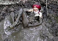 Messy Trap Cosplay Lover Maki Bride Soiling Her Dress And Masturbating In The Mud