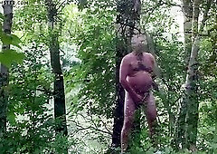 Nackt im Wald rumgeilen