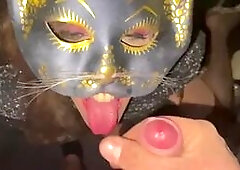 Lucia Martinez Trav spompina e beve la sborra di un suo fan dotato!