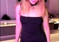 This babe widens her soaked twat wide open ?