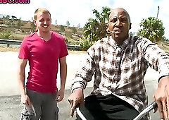 Black gay filled in anal hole outdoor by white fucker