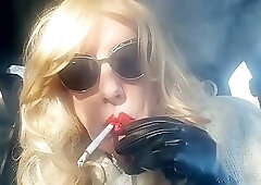 MATURE CD BLONDE SMOKING VS 120s AND APPLYING RED LIPSTICK