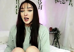 Masturbating solo babe loves her toys