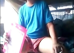 Exibicionista arse bandit mostra o pau em barco