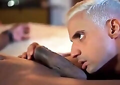 Viadinho mamou e sentou no negão enquanto ele dormia sonhando que metia em uma bucetinha