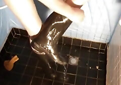 nlboots - having a shower