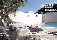 Sexy cutie receiving the delivery chap and asking to put on sunscreen real clip