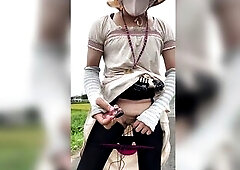 In the morning, I picked a cat teaser by the roadside and, along with the massager I brought from home, tried to pose in a slightly embarrassing pose.