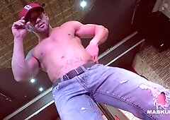 musclle stripper shows thick cock