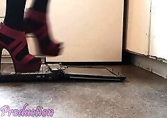 Shows off recent high heels on a crunchy old laptop