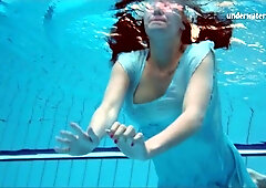 Femme's swimming pool teen (18+) clip