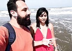 In the hottest Fode Cast clip, the hot Trans Baianinha came to the beach for wild outdoor sex with Casal Mattos! Raw banging on the sand, in the sea a