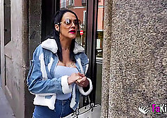 The mature Adela Myers arrives at FAKings with a surprise under her arm... I know one of your actresses!