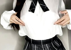 ノーブラノーパンで学校に…乳首勃起してしまって発情オナニー　18歳日本人　素人