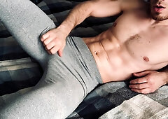NUTTING i grå STRETCH PANTS efter træning! Mandlige stønner! Russisk hjemmelavet solo af en lige mand!