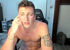 Muscle-bound American with tattoos pleasures himself on cam