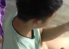 Quay lén em trai cặc bự sục trong WC