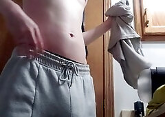 Solo hunk with a slim body jerks off using adult toys