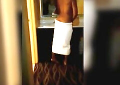 Un inconnu qui m'enregistre en educate de me préparer pour la douche ????