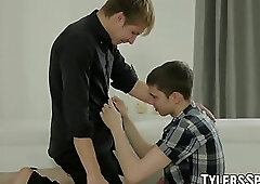 Twink sucks dick before banging hard without protection