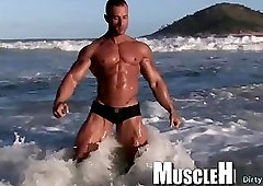 Big dick bodybuilder outdoor with cumshot