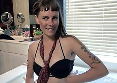 Leila Larson introduces herself by her bathtub - WeAreHairy