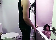 Enzo Muller joins his femboy boyfriend DAnte Snoww in the bath