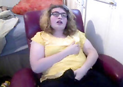 plumper transgirl masturbating off