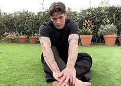 Munch my toes while I fap off in a garden