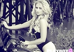 Hawt hottie stripped her hawt body after sexy striptease