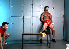 Men - Straight Guy Kenzo Alvarez Cant Believe He Gets Turned On By The Fully Naked Body Of Mister Deep Voice