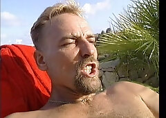 Kelly Trump takes charge in sunny outdoor session with cumshot finale