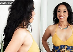 Sweetheart Phoenix Angel nicely stimulates her wet shaved pussy on cam