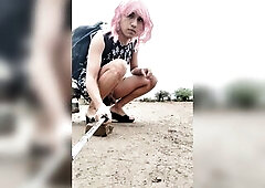 linda muñeca de pene pequeño se ve muy rica caminando en minivestido y sandalias con el ano muy cali