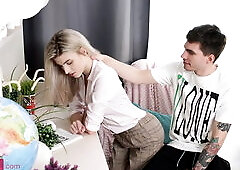 Teen finds time for quickie with her aroused BF