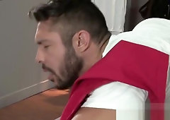 Ripped dude takes big rod in his ass