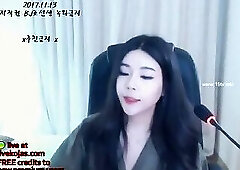 Korean sexy busty camgirl shows her natural boobs