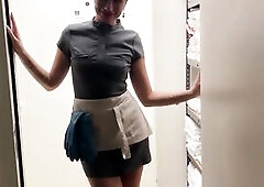 Une femme de ménage surprise entrain de voler et pilonnée à fond dans les toilettes !!!