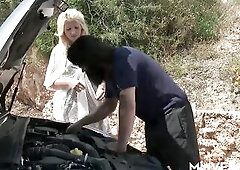 Tatjana called in some help to have a look at her car that no longer wants to start. When the mechanic arrives her seems rather useless but Tatjana do