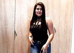 chica morena baila buscando fama