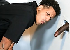 WC fuck video with Juan Carlos and Adonis Couverture