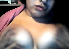 Arab slut sucks her tits