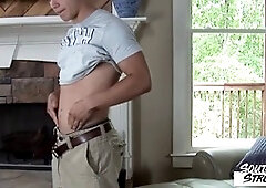 Blake Mitchell, un gay amateur de SOUTHERNSTROKES, se masturbe en solo de façon délirante