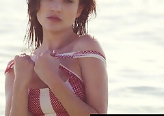 Bombastic babe posing naked on the rocks