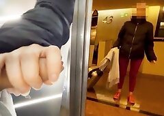 Dick Flash! An Unknown Sporty Girl From The Hotel Gives Me A Blowjob In The Public Elevator